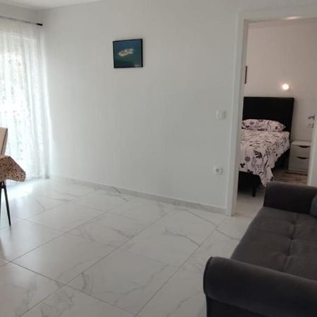 Apartments Inbox กอสเตรนา ภายนอก รูปภาพ