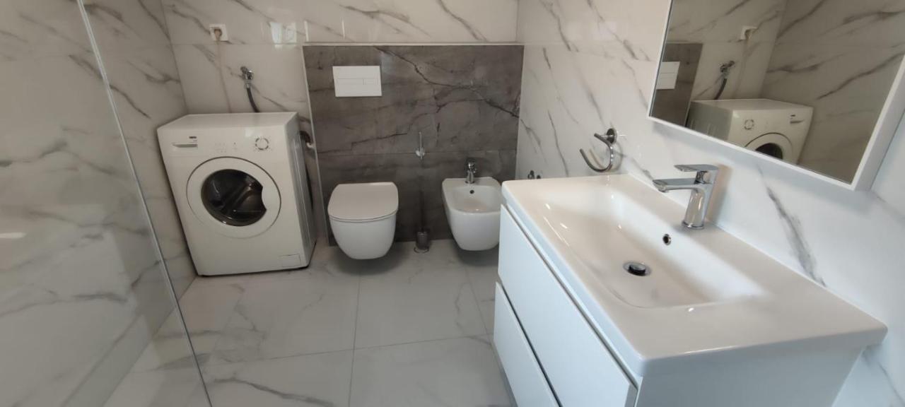 Apartments Inbox กอสเตรนา ภายนอก รูปภาพ