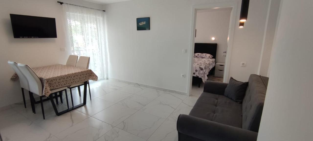 Apartments Inbox กอสเตรนา ภายนอก รูปภาพ