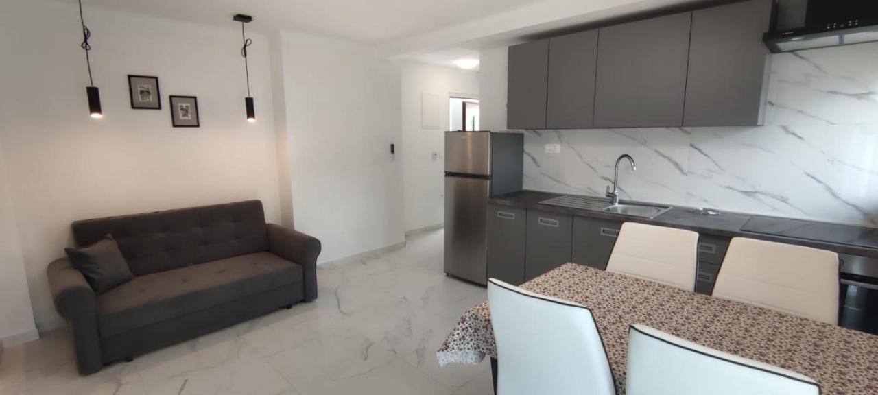 Apartments Inbox กอสเตรนา ภายนอก รูปภาพ