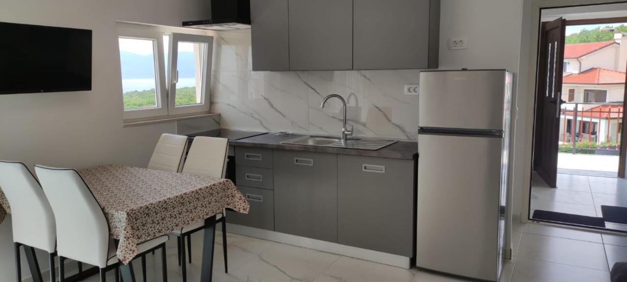 Apartments Inbox กอสเตรนา ภายนอก รูปภาพ
