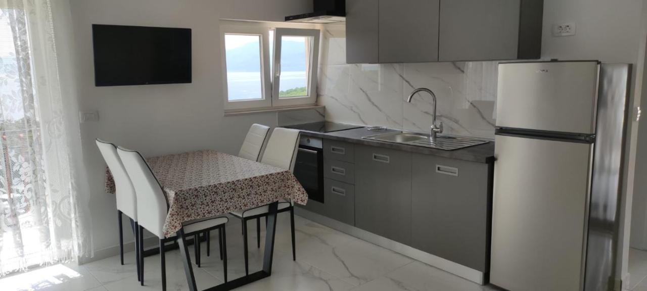 Apartments Inbox กอสเตรนา ภายนอก รูปภาพ