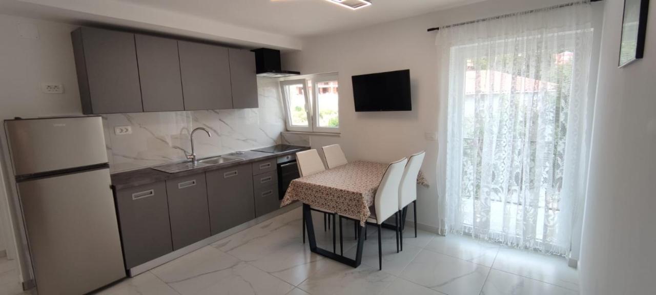 Apartments Inbox กอสเตรนา ภายนอก รูปภาพ